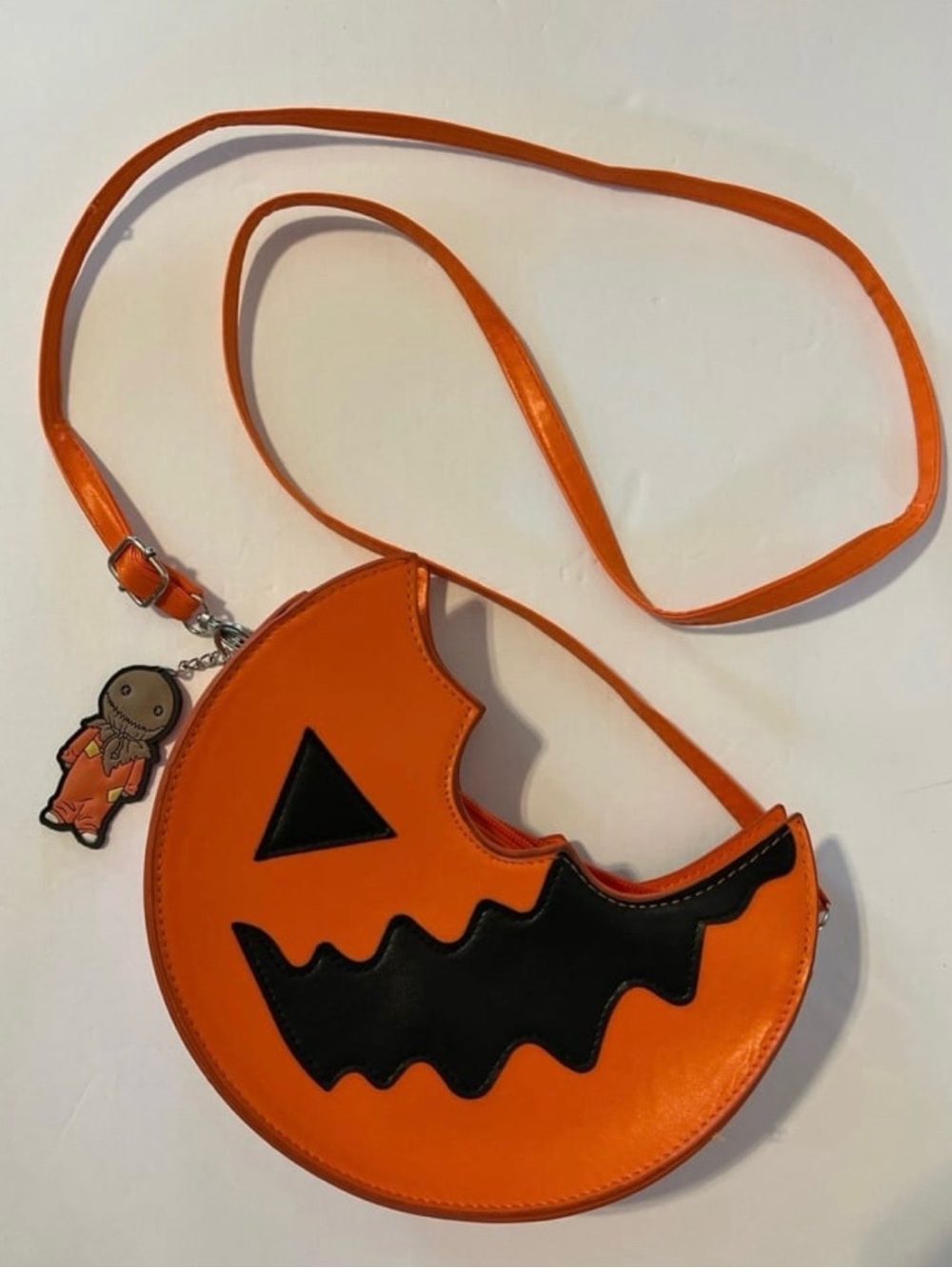 Trick 'r Treat Lollipop Crossbody Bag 
Sam Pumpkin